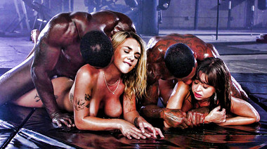 Подружки выебаны во все отверстия неграми боксерами в спортзале