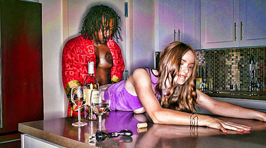 Муж снимает межрасовый трах сексвайф с черным репером в красном халате