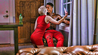 Сексвайф в красном платье кончила и приняла сперму негра в письку