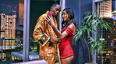 Черный факер натянул на длинный болт письку красивой изменщицы Эмили