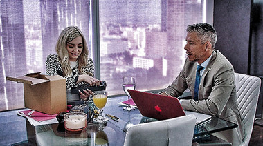 Босс натянул розовую попку секретарши на хуй после анальной пробки