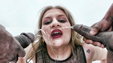 Русская блядь напилась мочи негров и трахнулась во все дыры сразу