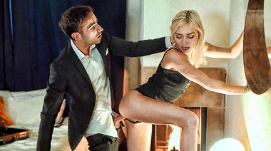 Хлоя высосала сперму из члена агента ФБР в финале ебли