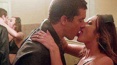 Актер с большим болтом жестко оттрахал чужую жену Пайпер Кокс