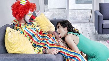 Актер в виде клоуна выебал зрелую именинницу и накончал ей на язык