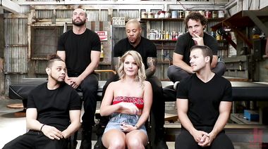 Муж связал жену шлюху и сделал из неё дырки для ебли на ганг банге