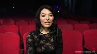 Пятеро незнакомцев разбили жопу и пизду азиатки Нари Парк в кинотеатре