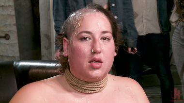 Госпожа нассала на голову закопанной толстухи и привела в бар на БДСМ еблю