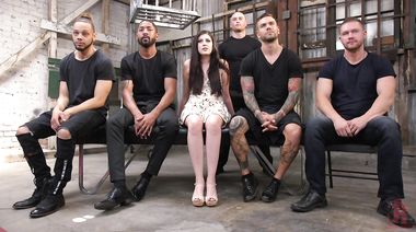 Шлюха в смирительной рубашке жестко выебана пятью членами на БДСМ ганг банге