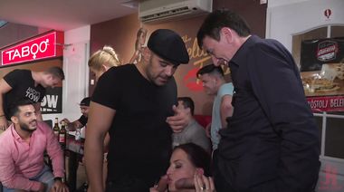 Две рабыни терпят анальное наказание и делают анилингус на БДСМ пати