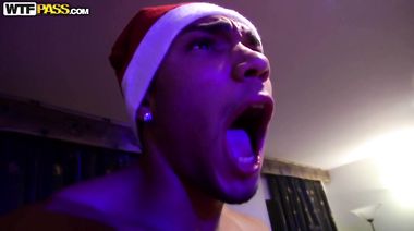 Студентки сосут член негритоса и ебутся с ним перед однокурсниками на вечеринке