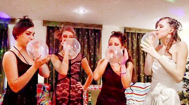 Четыре пьяные шлюшки надувают презервативы и бухают на новогодней вечеринке