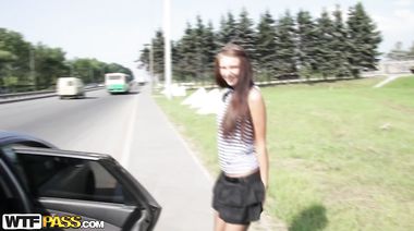 Русская студентка празднует день ВМФ, исполняя двойной минет на вечеринке в лесу