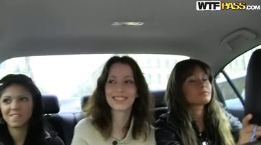 Пьяные студентки показали сиськи в машине после пьянки на пляже