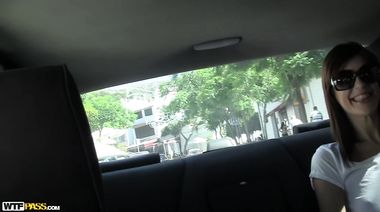 Брюнетка Кэрол оттрахана двумя испанцами на улице до камшота на грудь