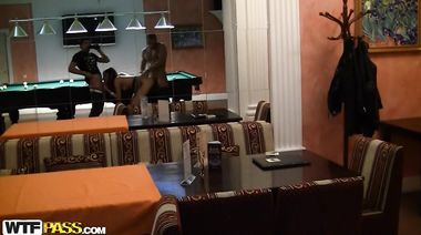 Инесса продала жопу для анала с негром во время МЖМ на бильярдном столе