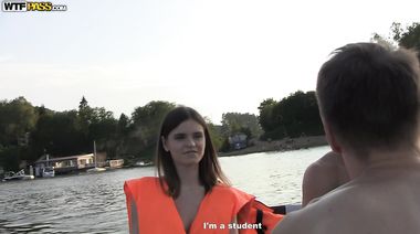 Тимур и Арти отпикапили в два хуя Аню в лодке