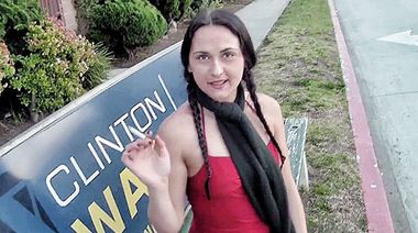 Роуз показала мелкие титьки в кафе и была оттрахана в каморке магазина