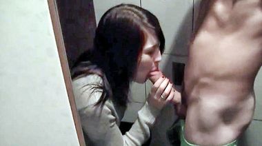 Аня прогнулась раком и трахнулась в пизду с Кириллом в туалете клуба