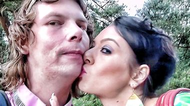 Прижал брюнетку в джинсах к дереву и оттрахал в лесу