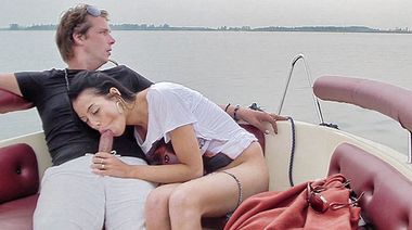 Любовники арендовали яхту для записи любительской порнухи в море