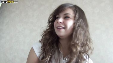 19-летняя Ева теребит киску в поле перед другом Марселем