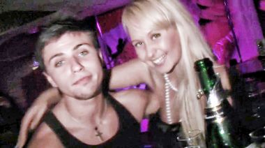 Эдик оттрахал бритую киску подруги на унитазе в ночном клубе