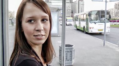 Щекастая россиянка перепихнулась с иностранным пикапером на ночном пляже у Невы