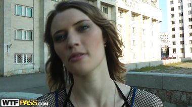 Чешский пикапер выебал россиянку в драных колготках на берегу Невы