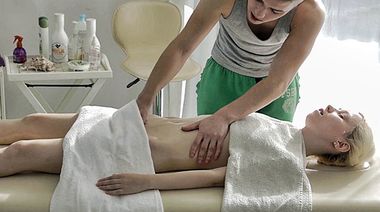 Николас делает вагинальный массаж большим хуем блондинке Мирте