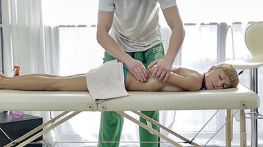 Худая россиянка Лиза дала полизать киску перед нежным трахом с массажистом