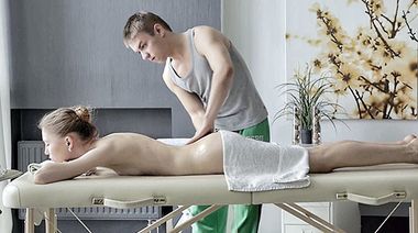 Длинноногая худышка отсосала член русского массажиста перед еблей на сеансе